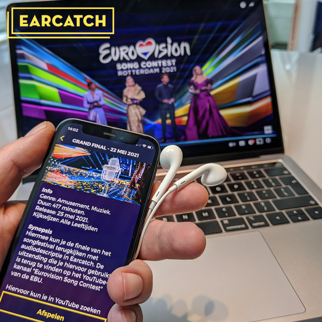 Op een laptop staat het Eurovisie Songfestival aan. Een hand heeft een telefoon met oortjes vast. Op de telefoon staat Earcatch open op de detailpagina van de finale van het Songfestival. In de linkerbovenhoek staat het gele logo van Earcatch.